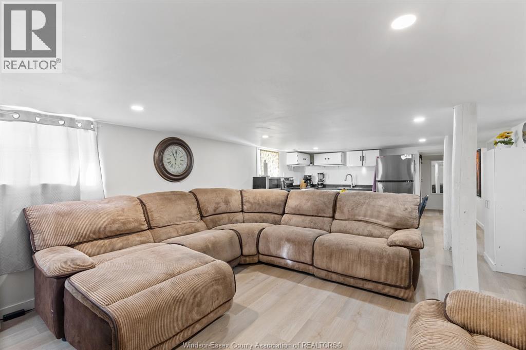 25 Clark Street West Property Photo 7