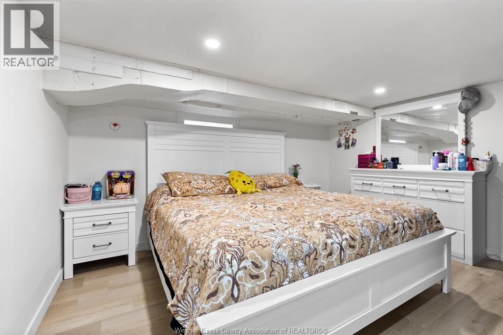 25 Clark Street West Property Photo 8