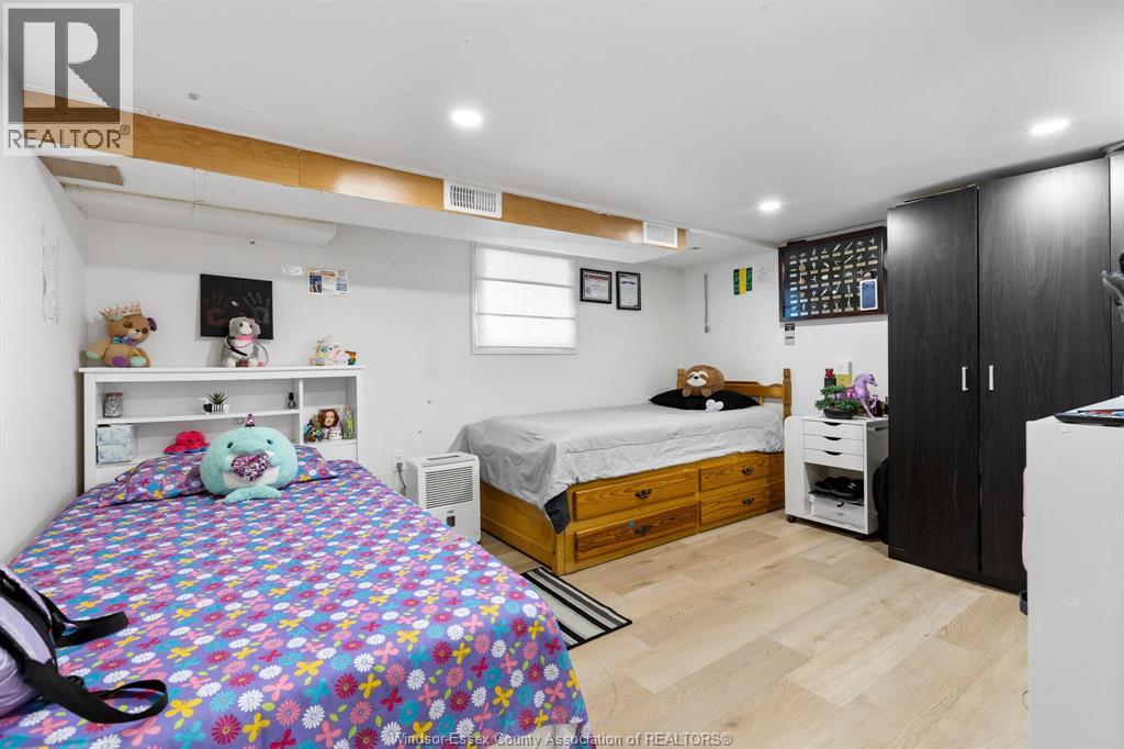 25 Clark Street West Property Photo 9