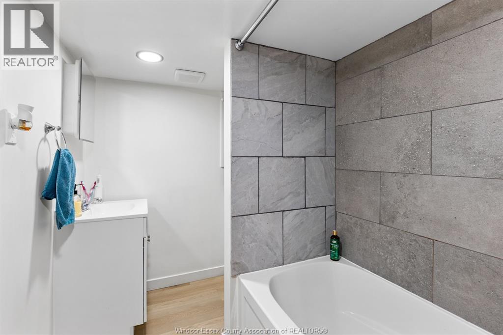 25 Clark Street West Property Photo 10