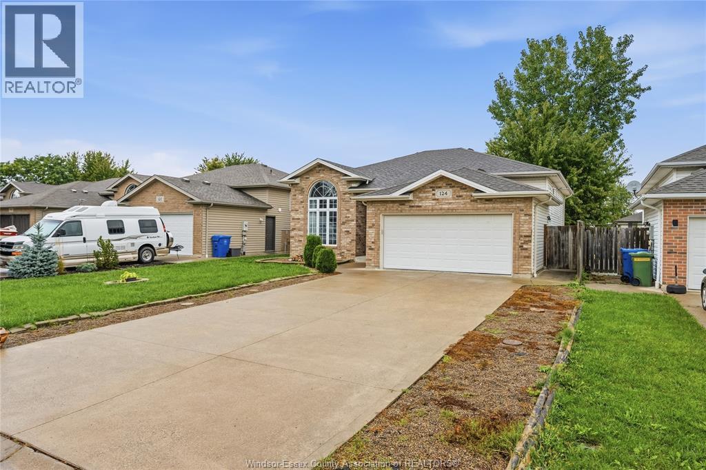 124 Higgins Crescent Property Photo 3