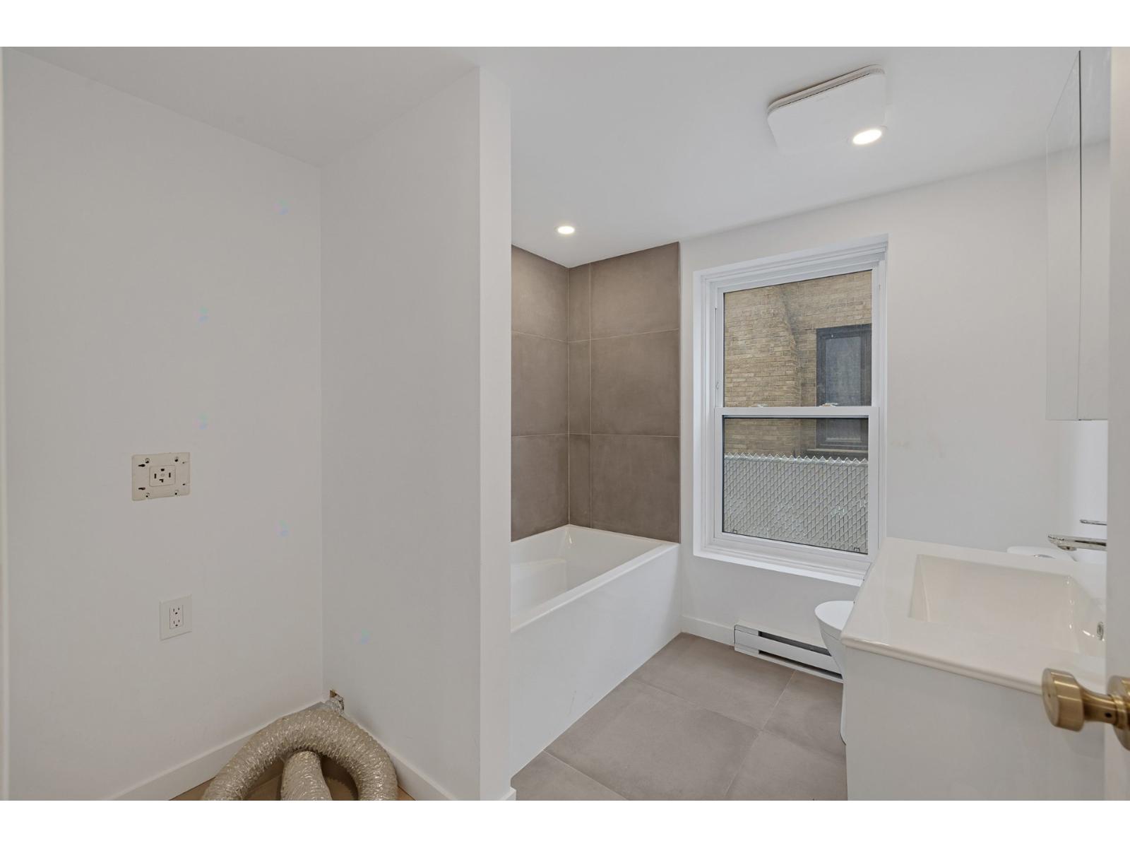 7812 Av. Guy Property Photo 11