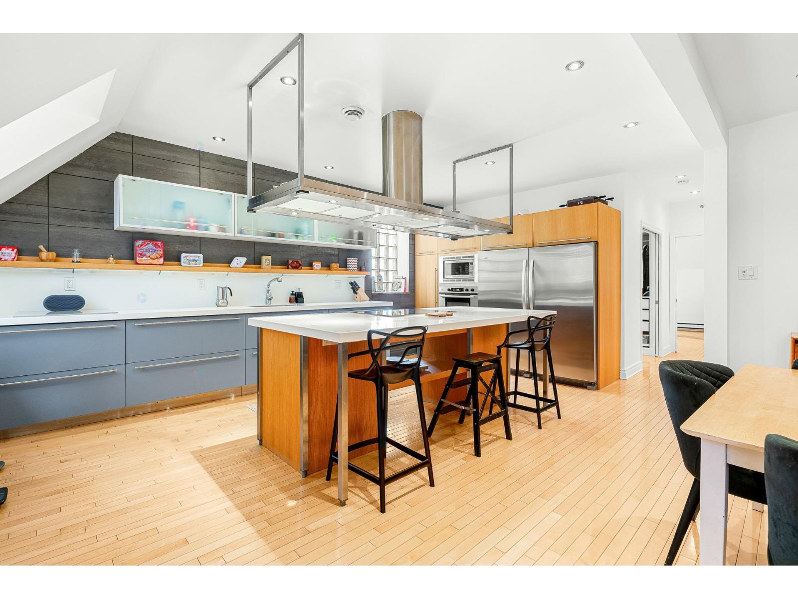 1037 Rue St-Denis, #301 Property Photo 1