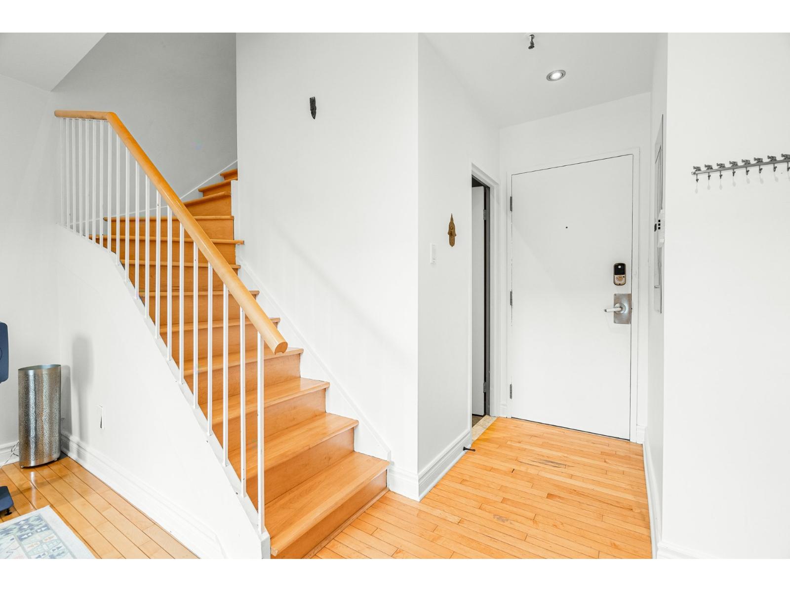 1037 Rue St-denis, #301 Property Photo 4