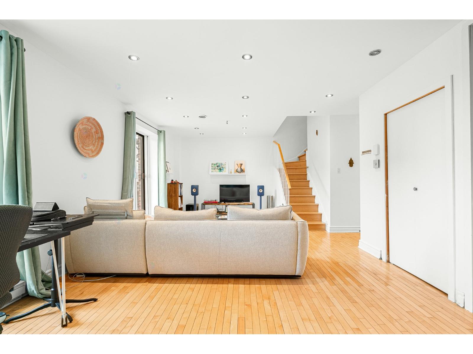 1037 Rue St-denis, #301 Property Photo 6