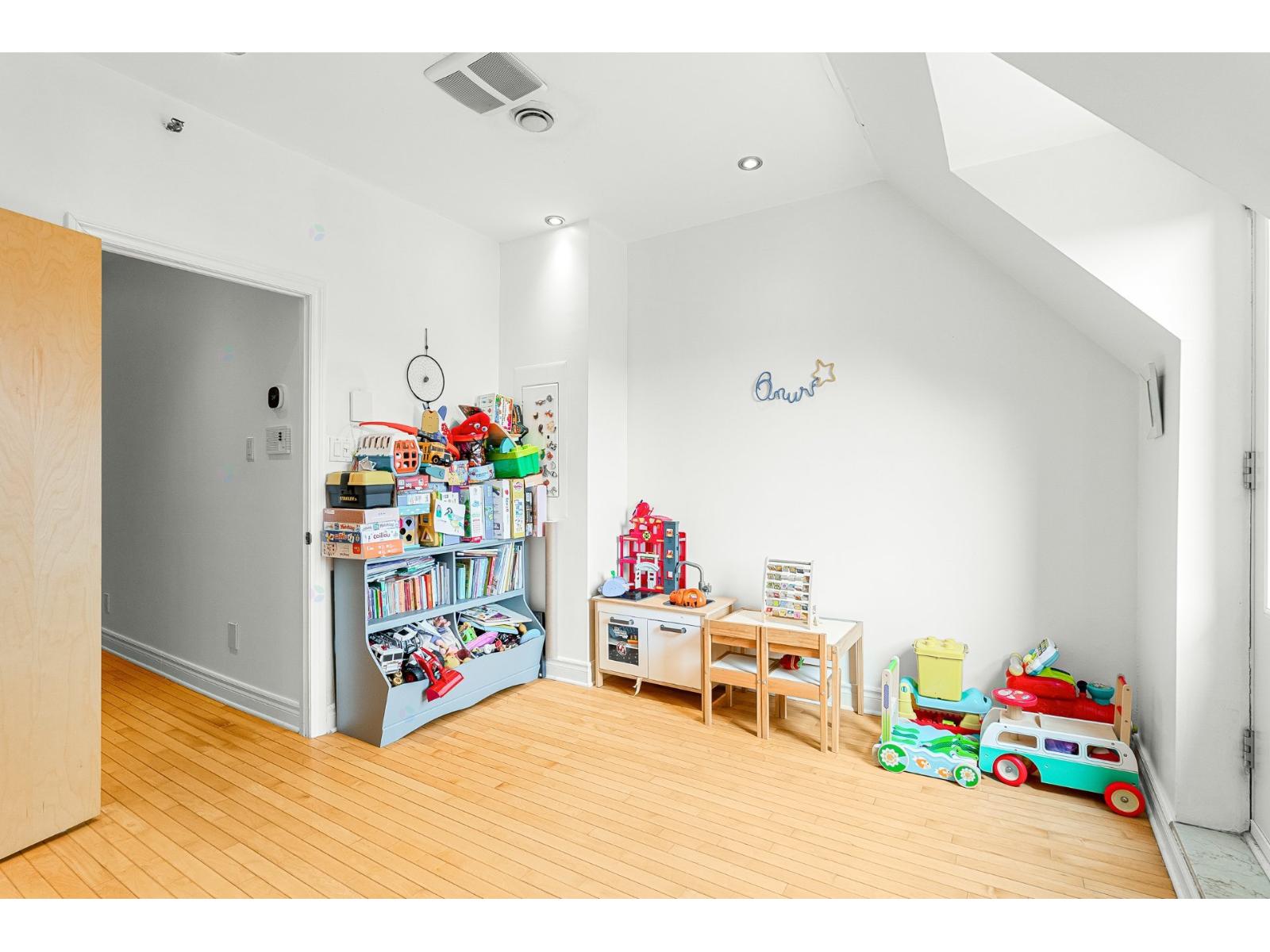 1037 Rue St-denis, #301 Property Photo 21