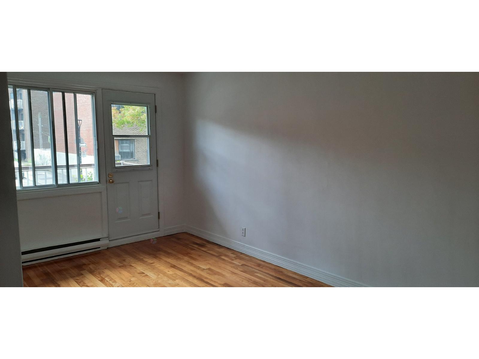 8645 Av. Stuart, #2 Property Photo 4