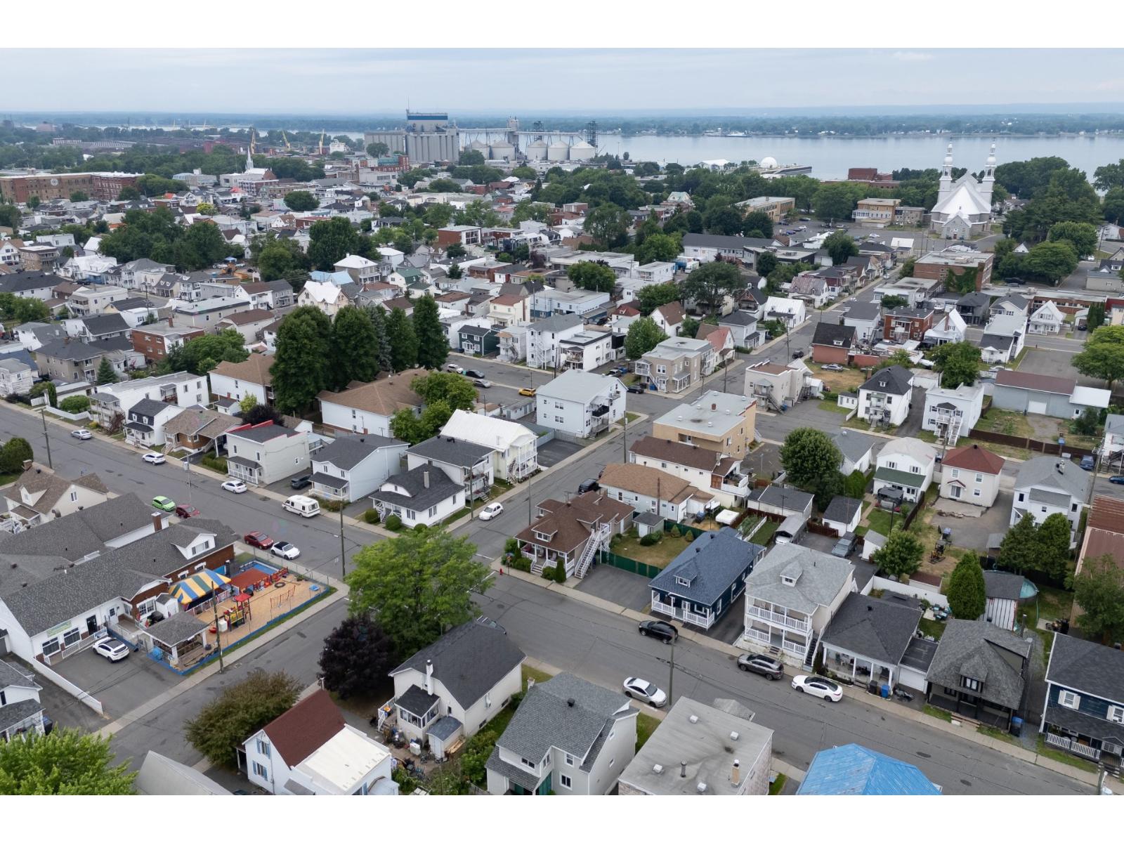 181-183 Rue Limoges Property Photo 23