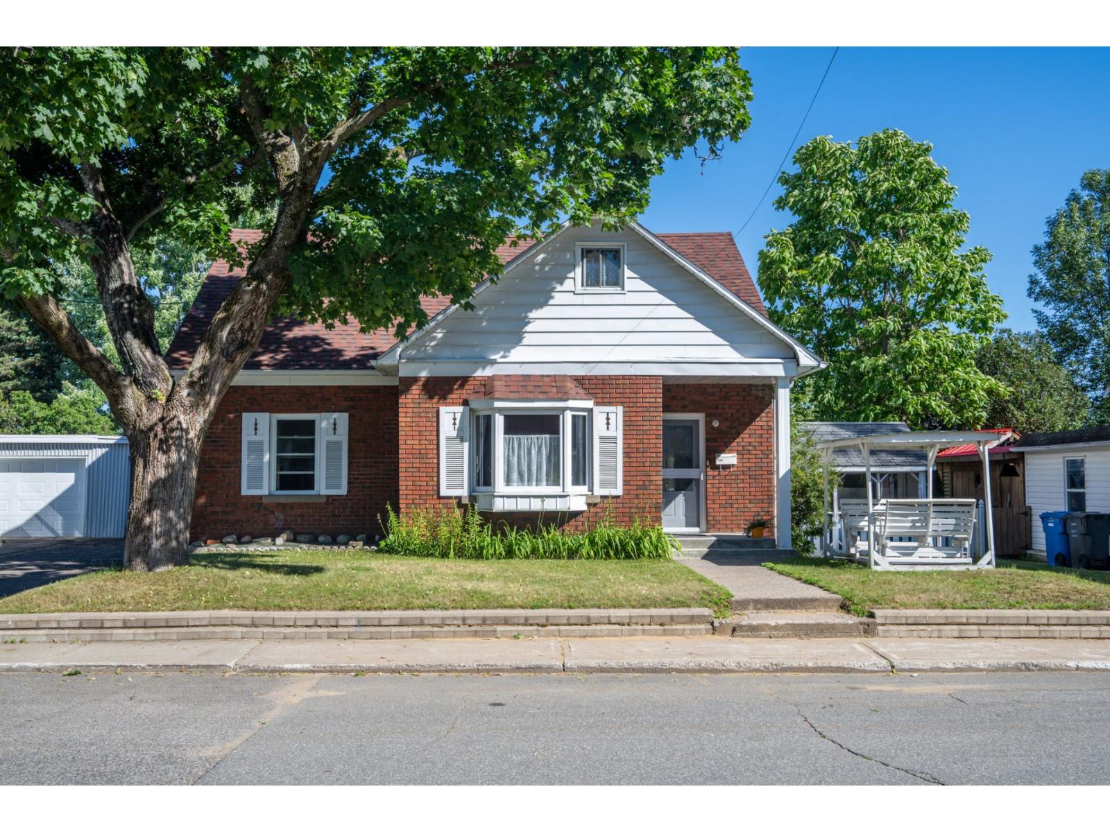 1335 120e Rue Property Photo 1