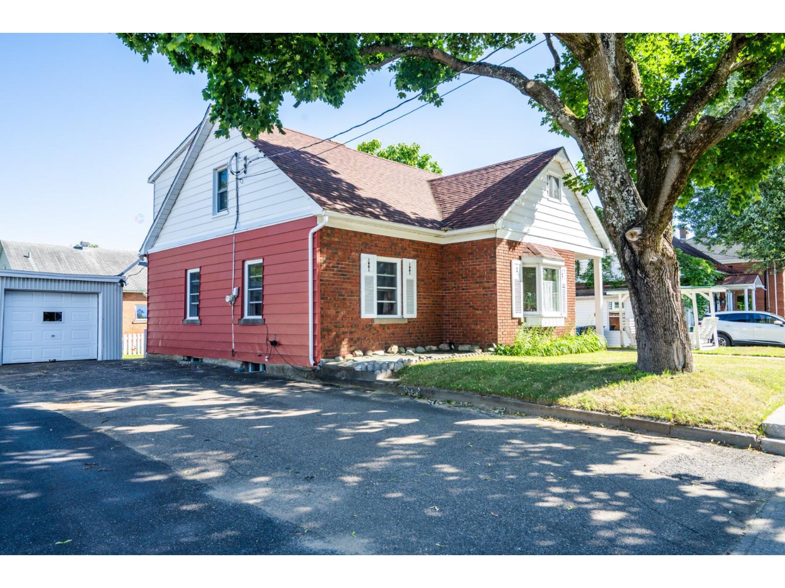 1335 120e Rue Property Photo 2