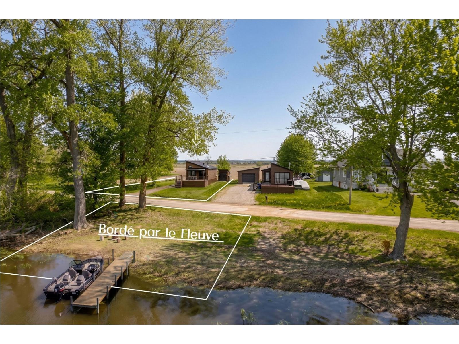 1114 Rg Du Fleuve Property Photo 1