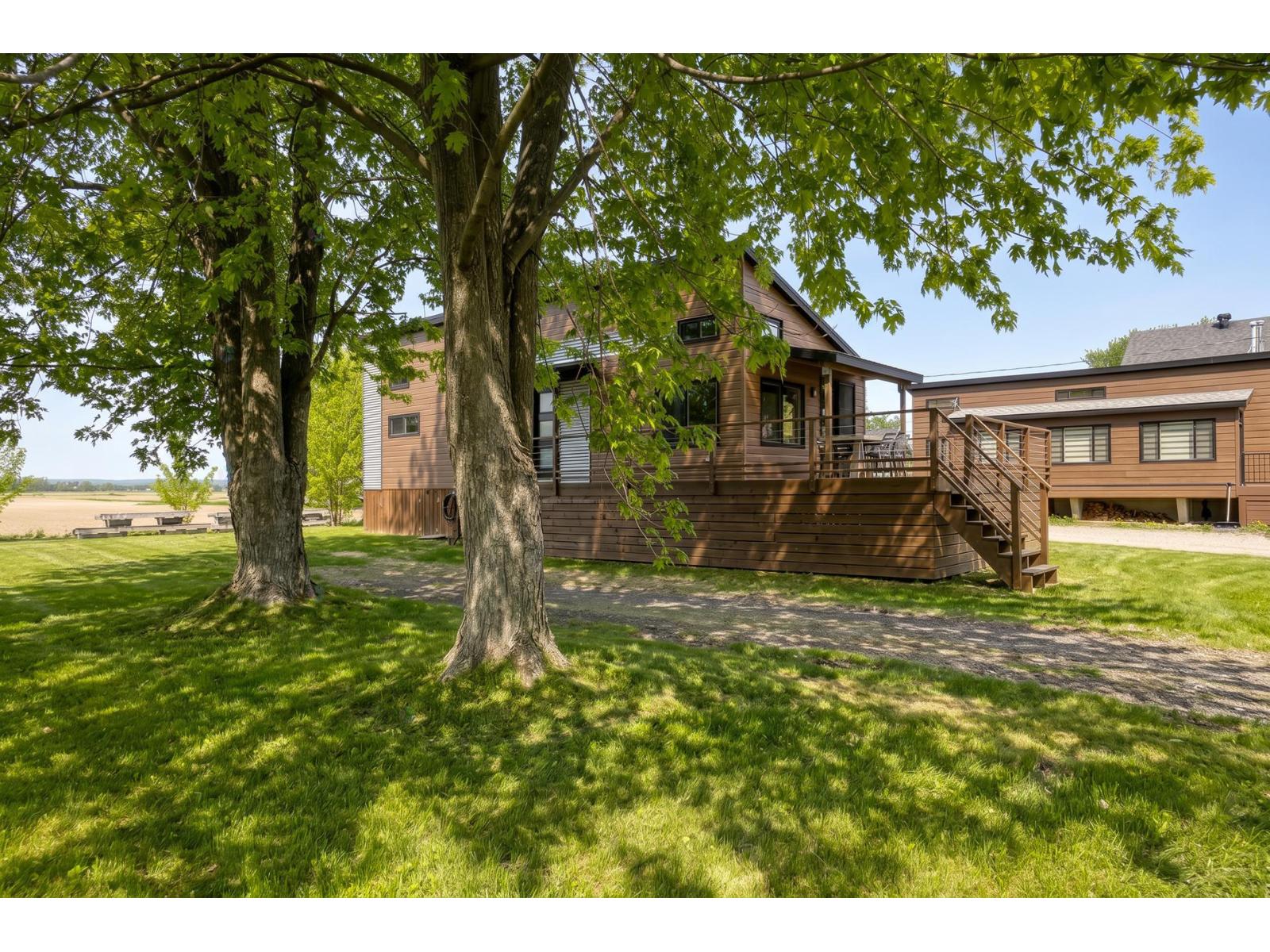 1114 Rg Du Fleuve Property Photo 2