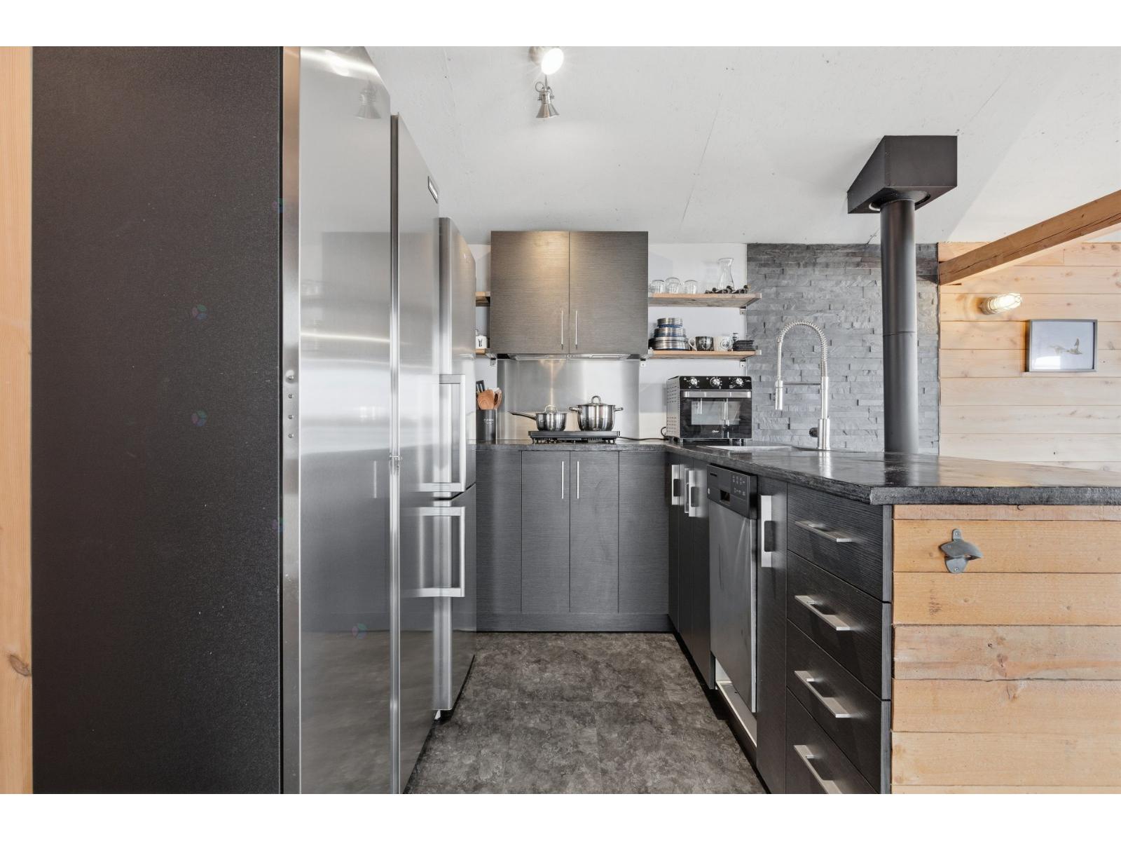 1114 Rg Du Fleuve Property Photo 14