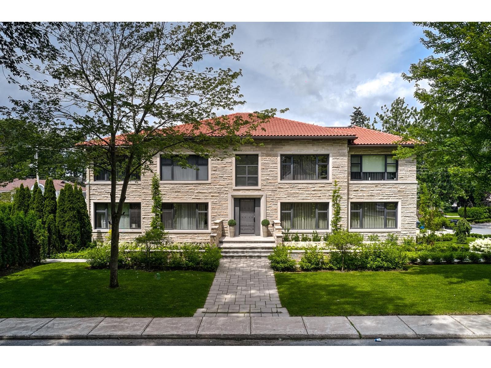 307 Av. Carlyle