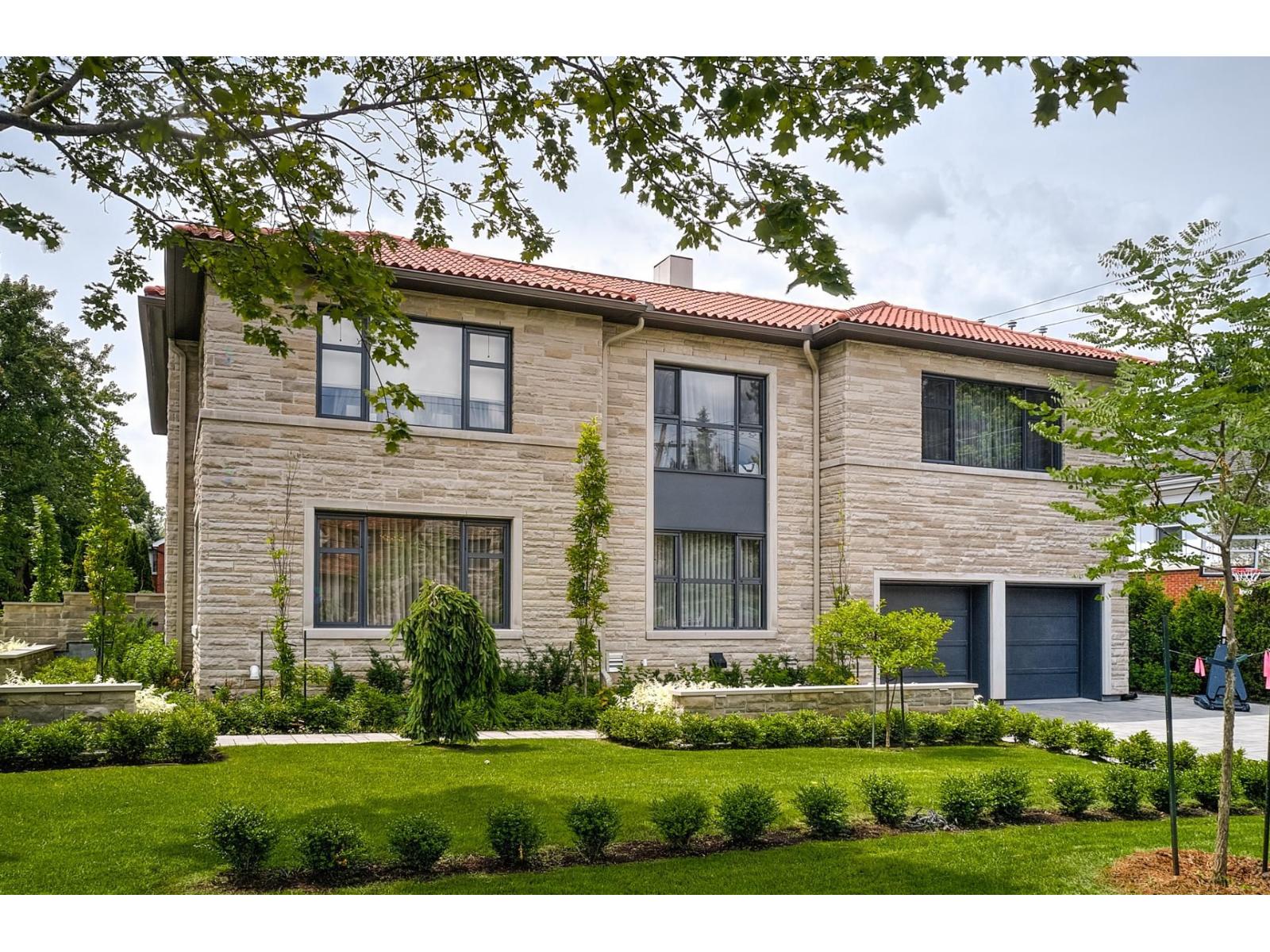307 Av. Carlyle Property Photo 3