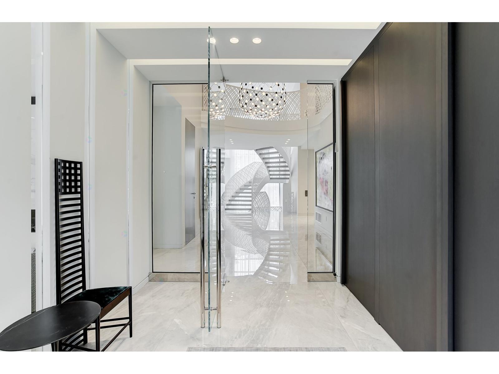 307 Av. Carlyle Property Photo 4