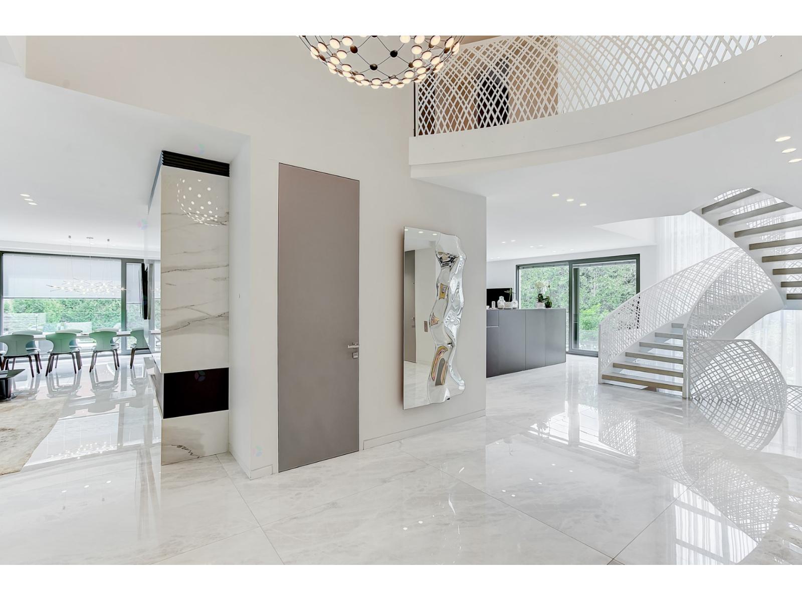 307 Av. Carlyle Property Photo 8