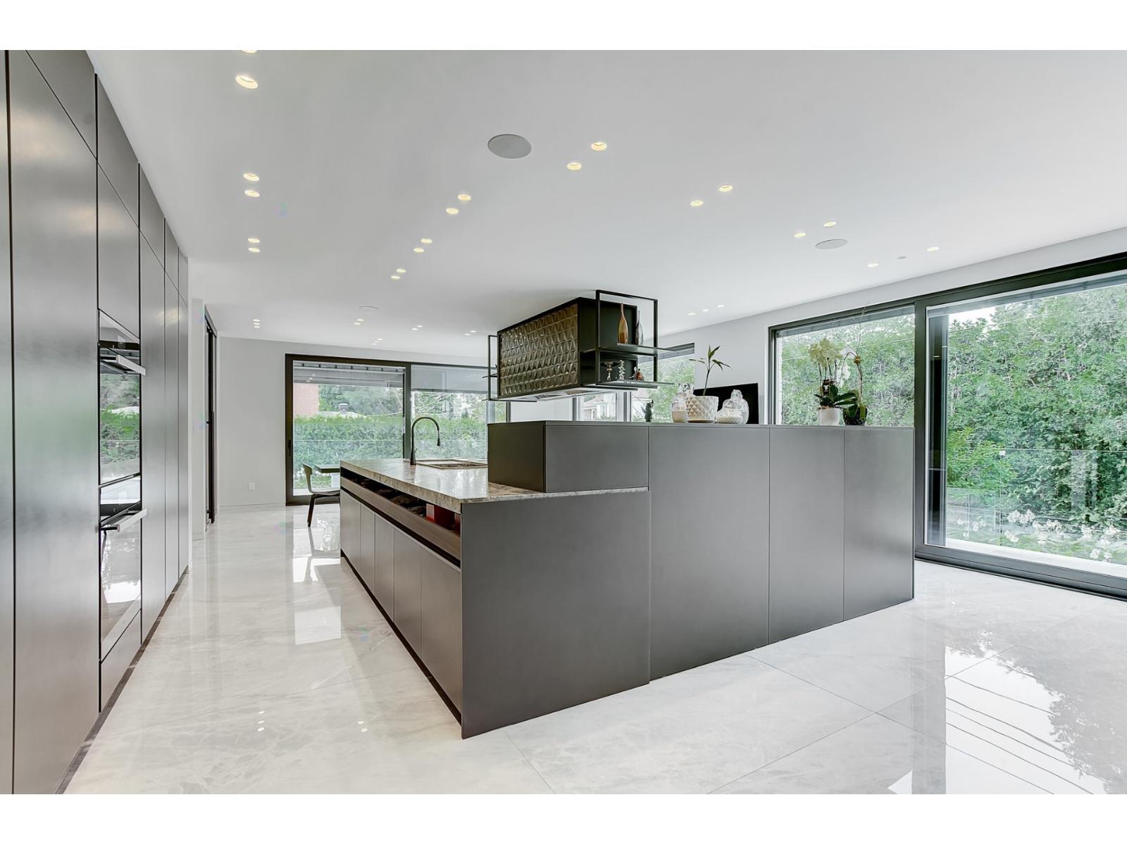307 Av. Carlyle Property Photo 19