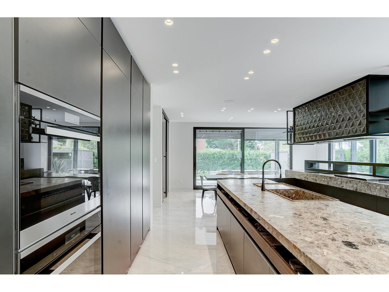 307 Av. Carlyle Property Photo 21