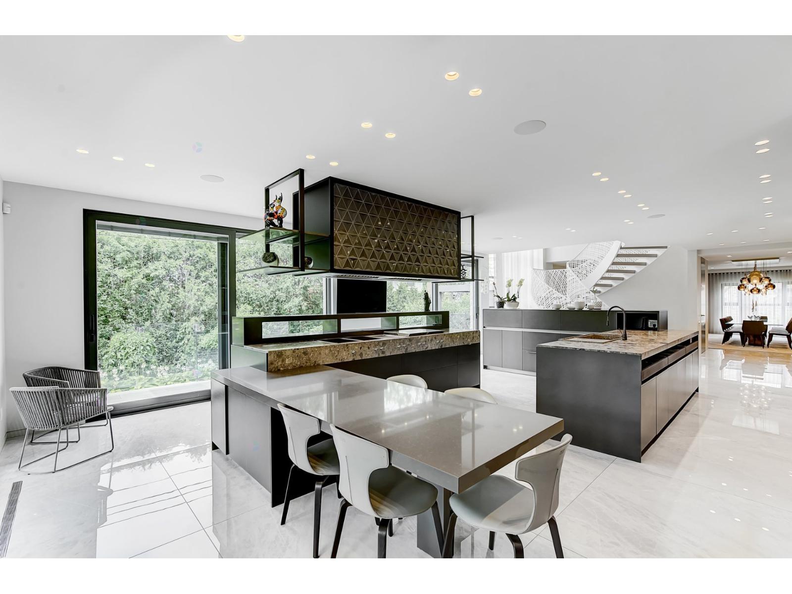 307 Av. Carlyle Property Photo 23
