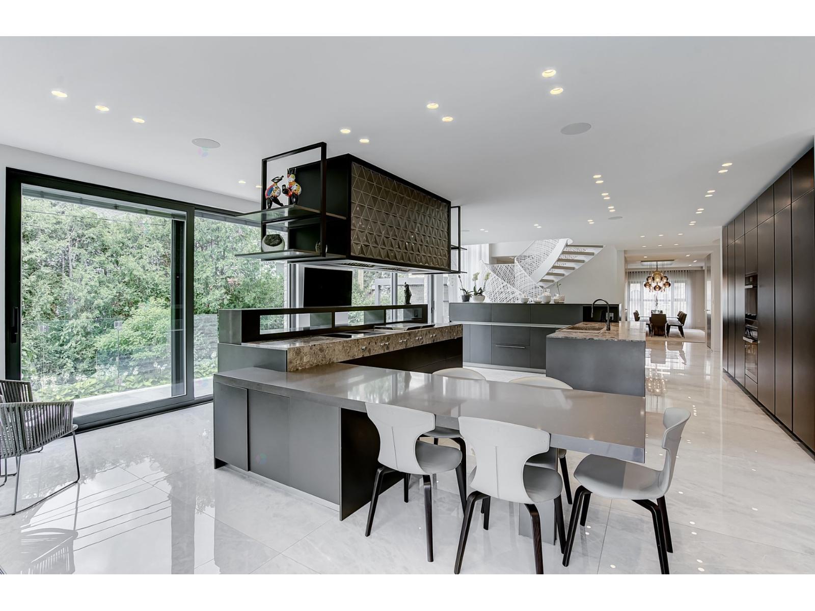 307 Av. Carlyle Property Photo 25