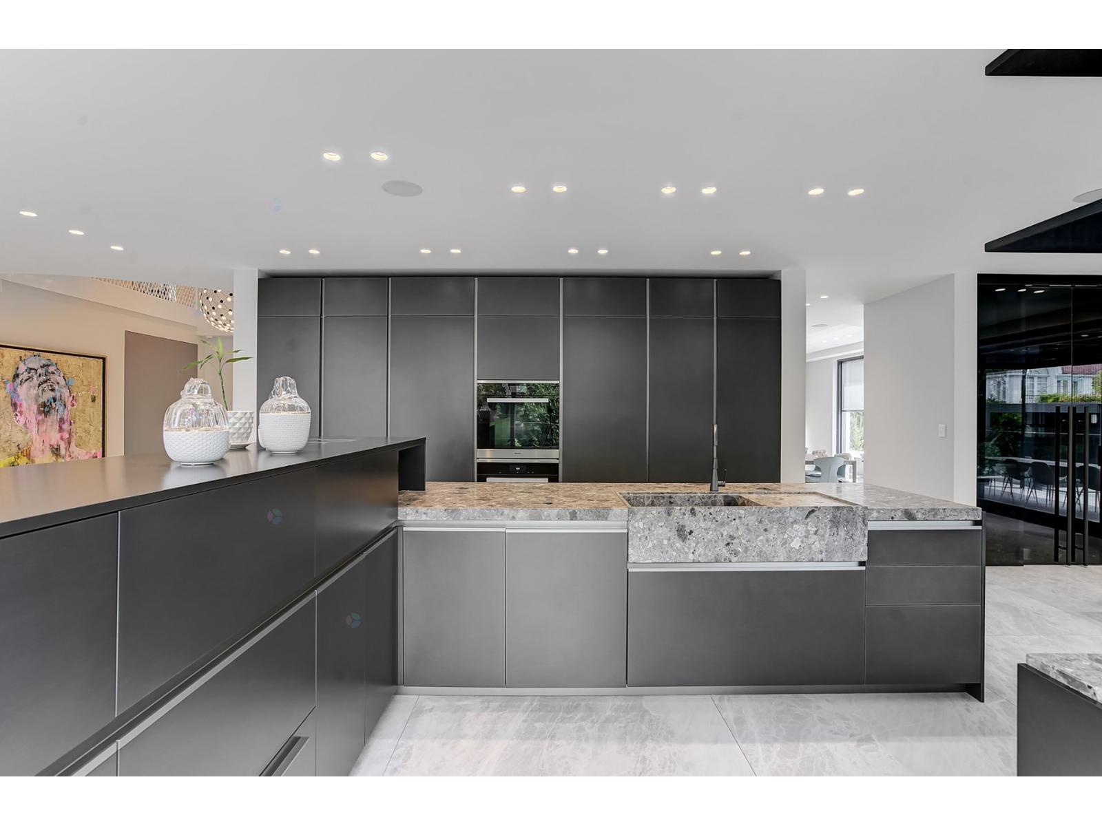 307 Av. Carlyle Property Photo 27