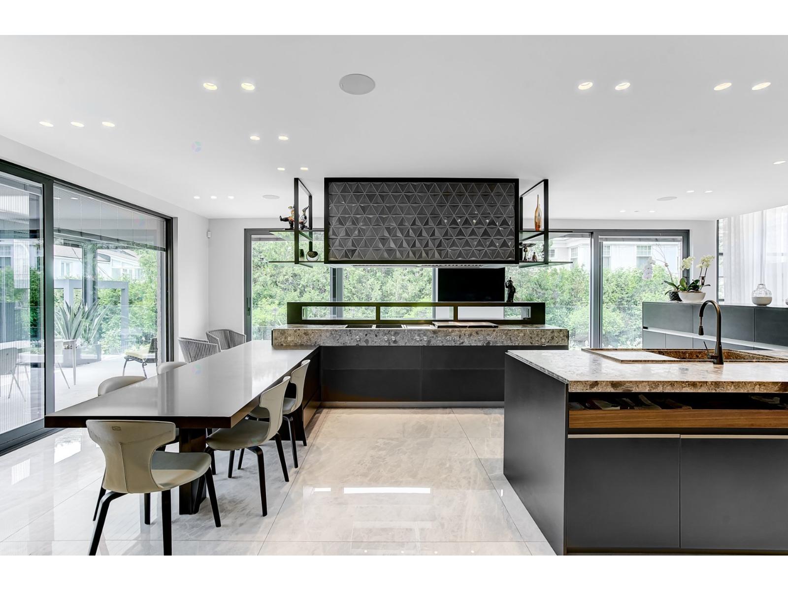 307 Av. Carlyle Property Photo 31