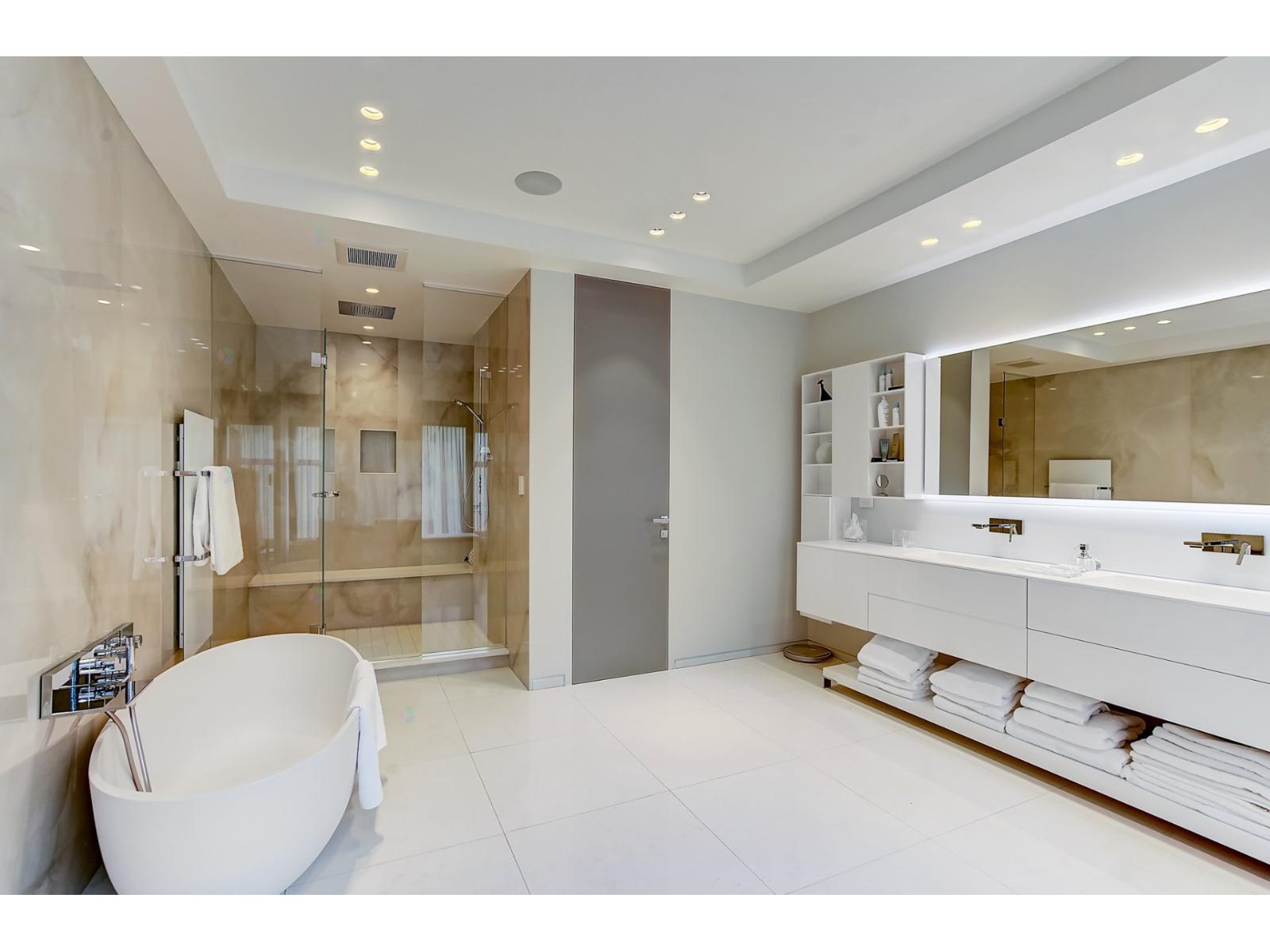 307 Av. Carlyle Property Photo 49
