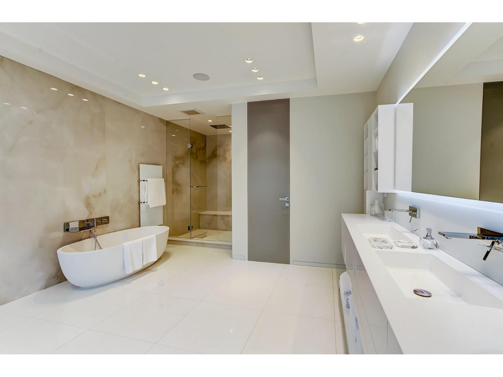307 Av. Carlyle Property Photo 52