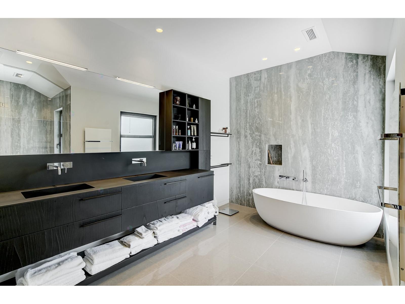 307 Av. Carlyle Property Photo 56