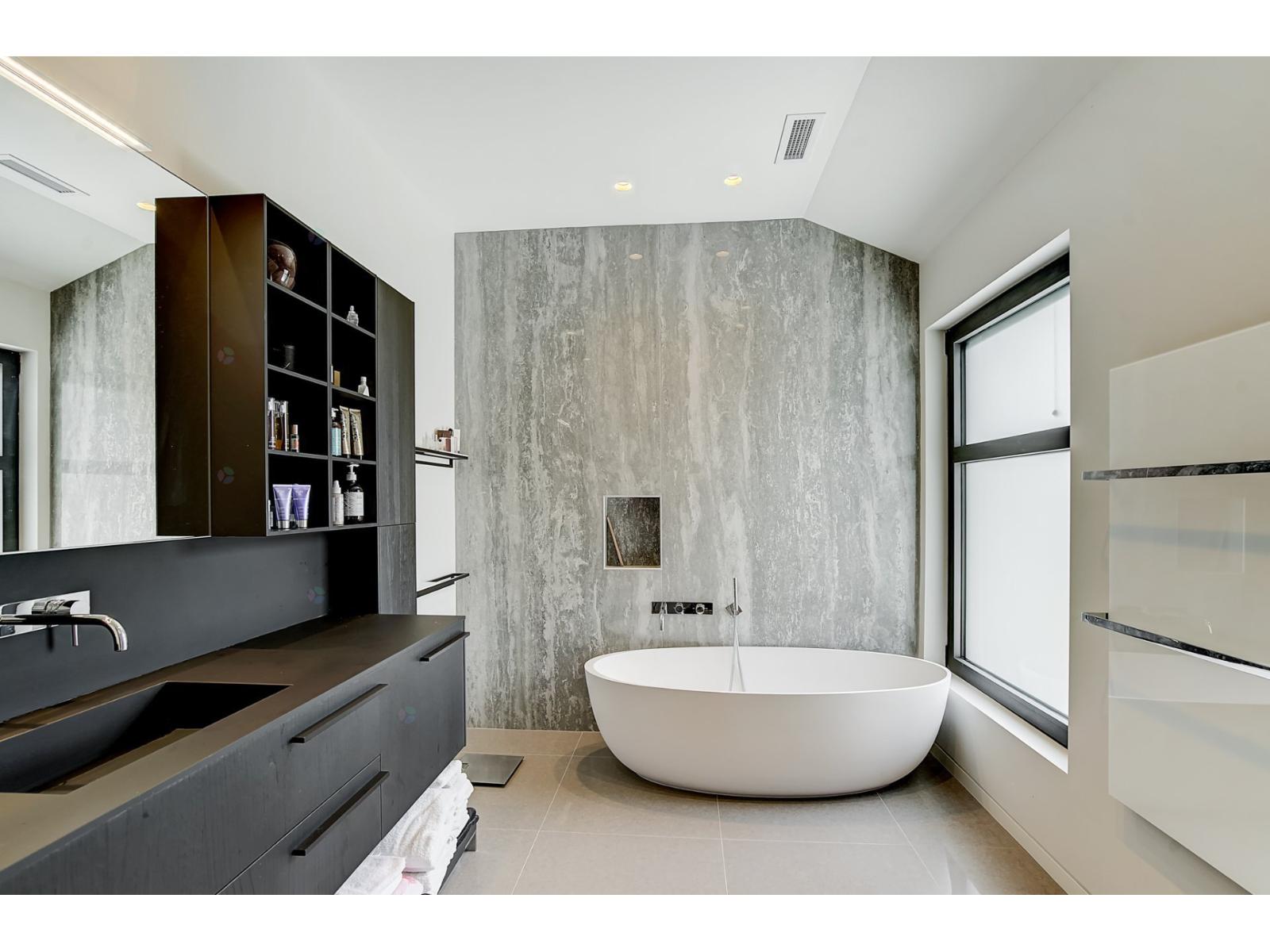 307 Av. Carlyle Property Photo 57