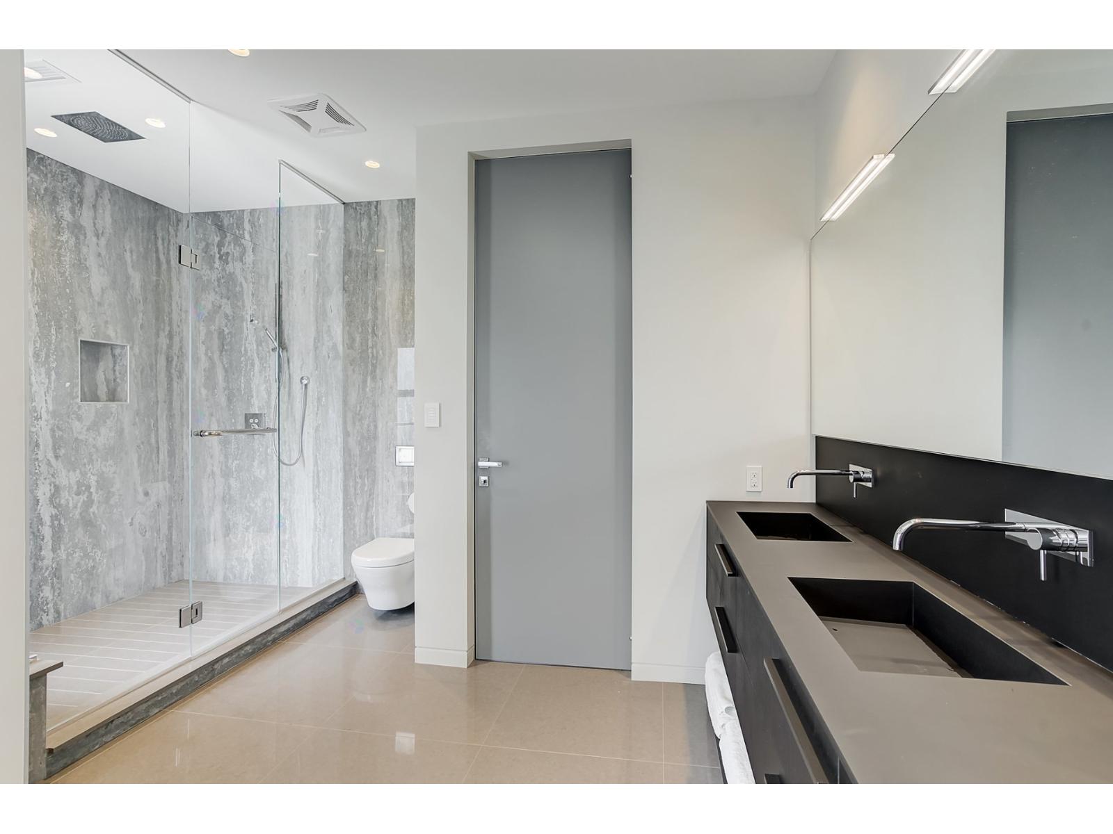 307 Av. Carlyle Property Photo 58