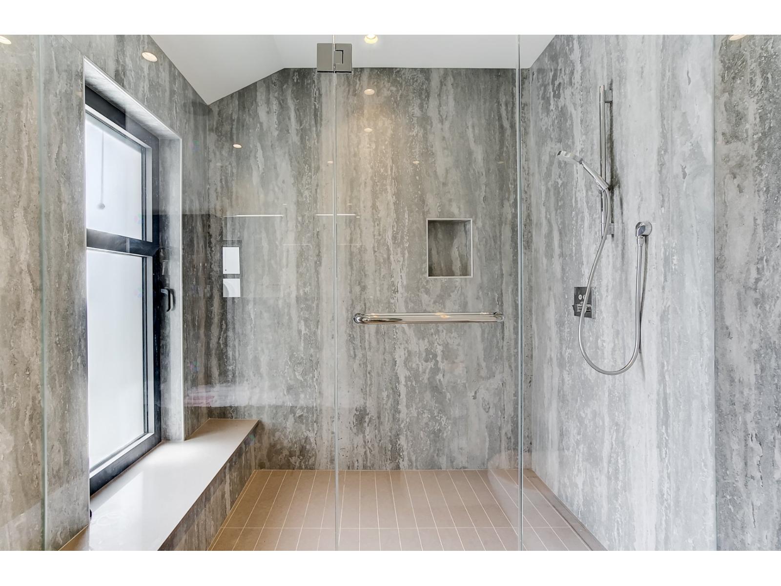 307 Av. Carlyle Property Photo 59