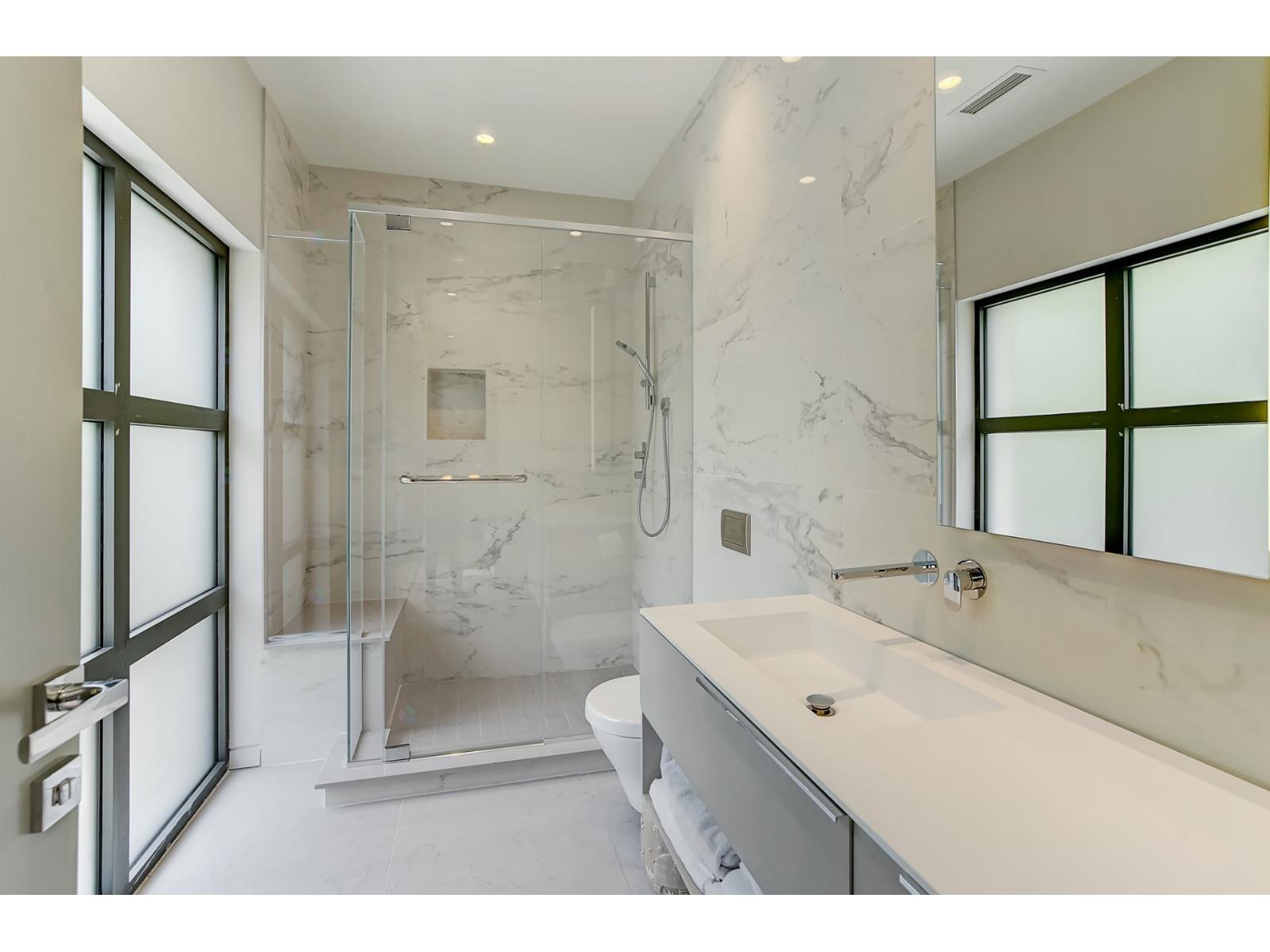 307 Av. Carlyle Property Photo 66