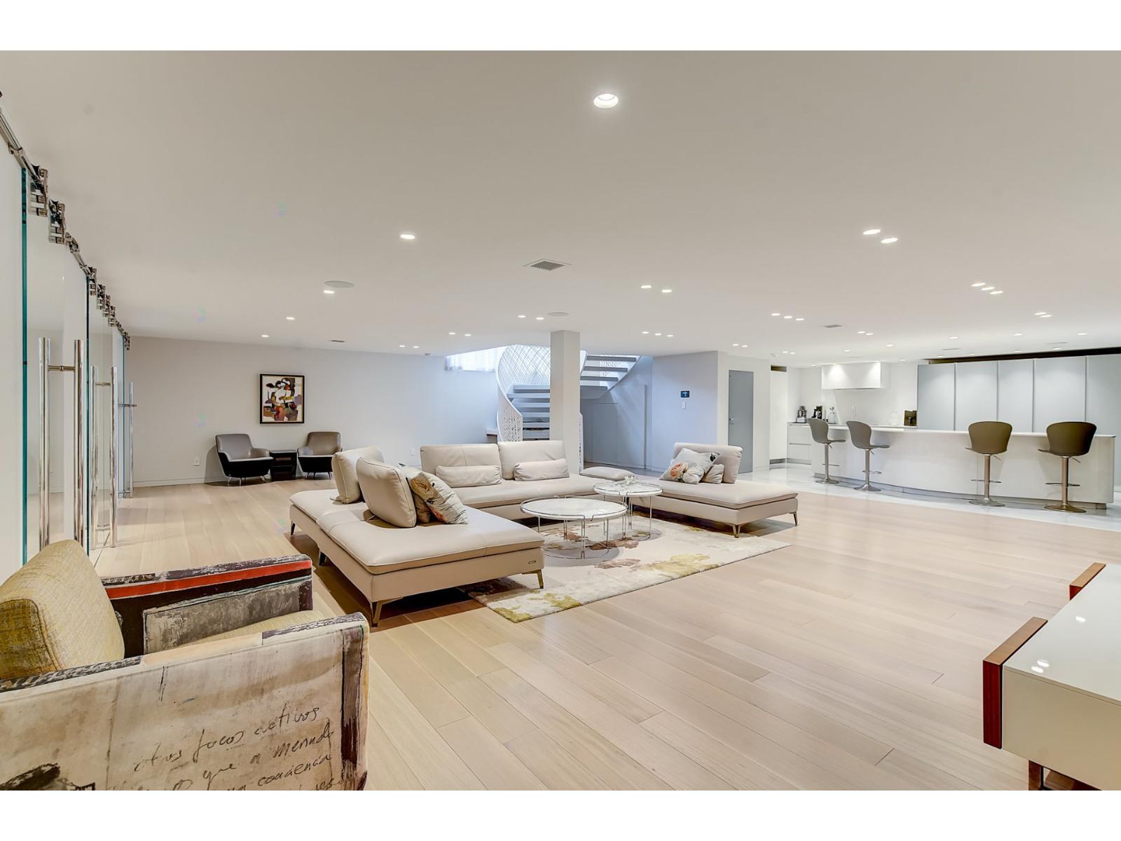 307 Av. Carlyle Property Photo 70