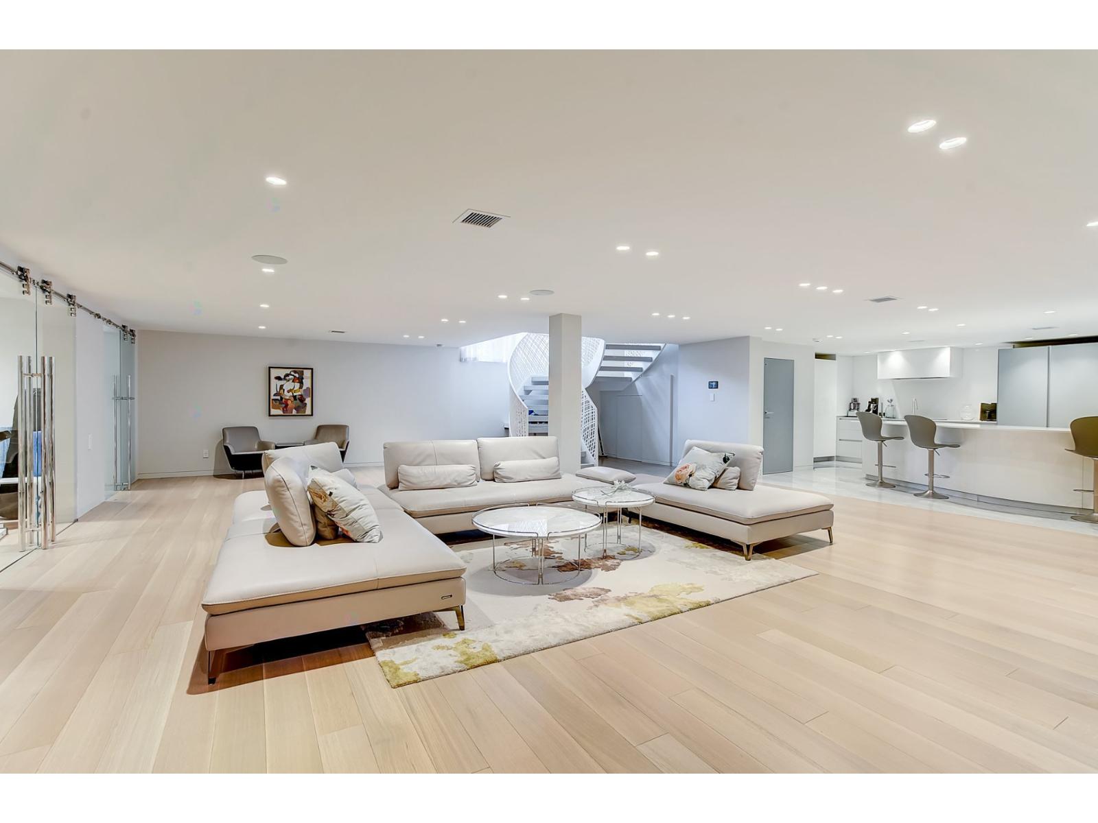 307 Av. Carlyle Property Photo 71