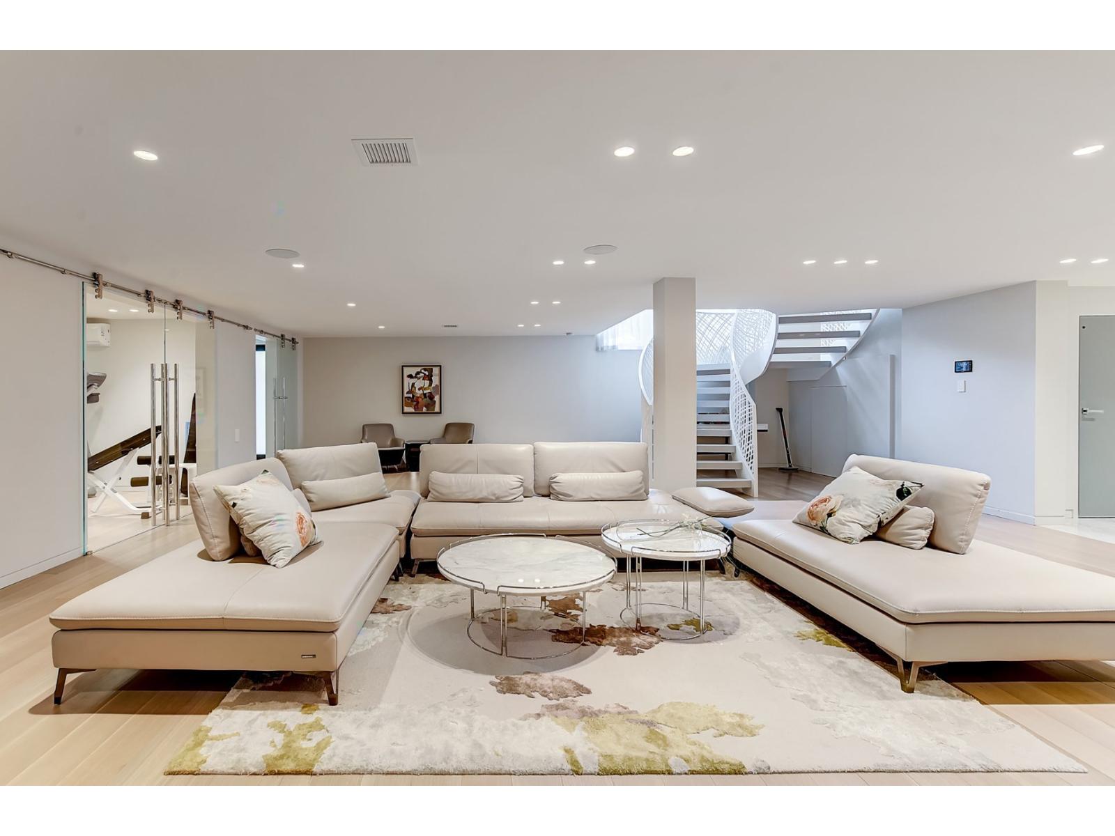 307 Av. Carlyle Property Photo 72
