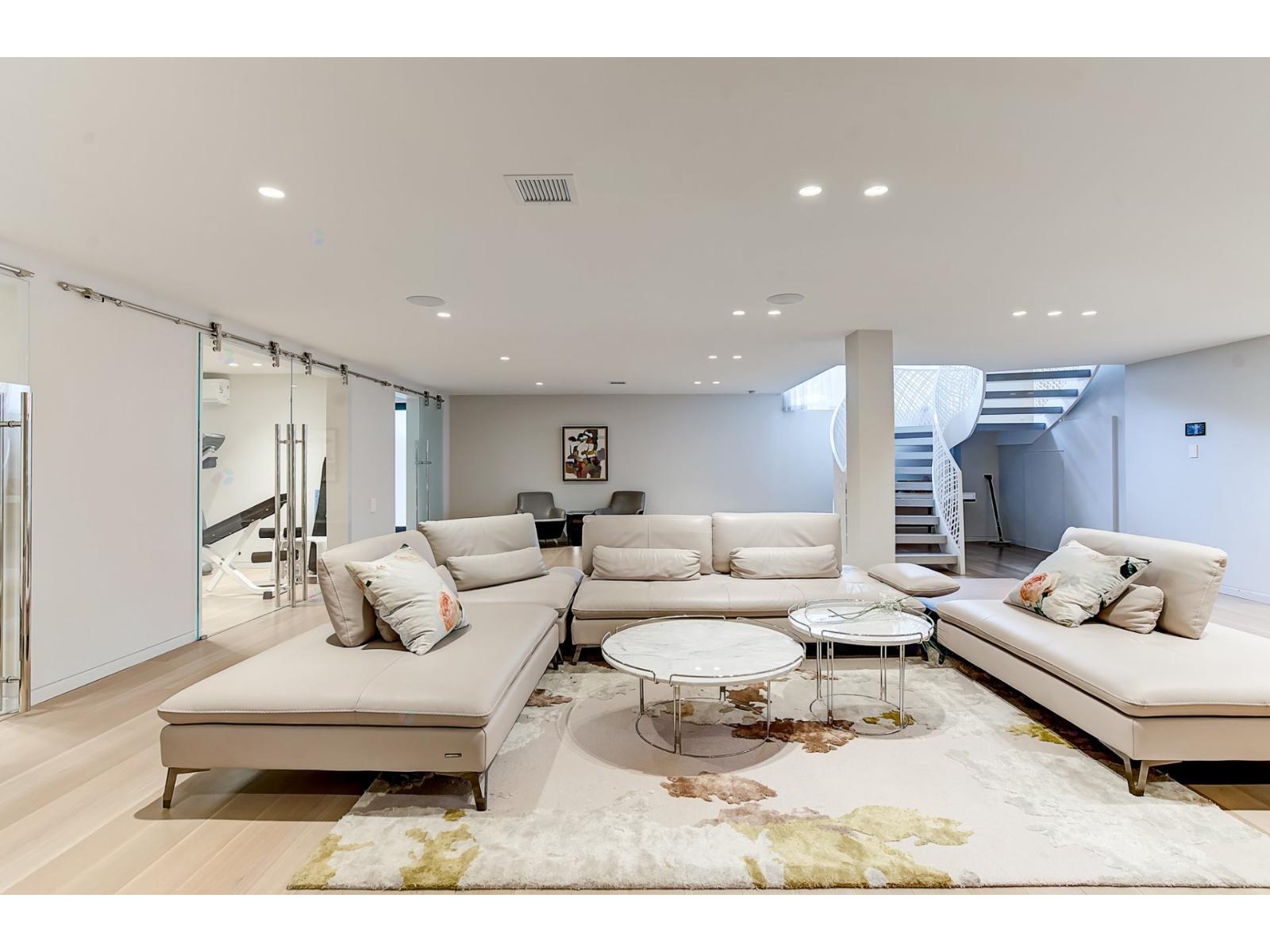 307 Av. Carlyle Property Photo 73