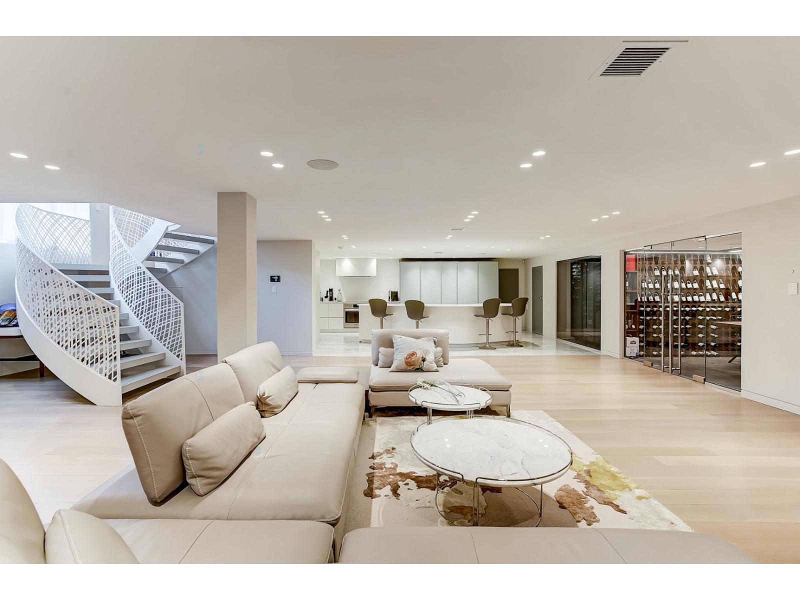 307 Av. Carlyle Property Photo 74