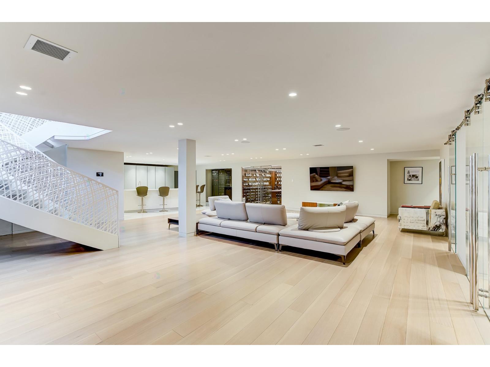 307 Av. Carlyle Property Photo 75