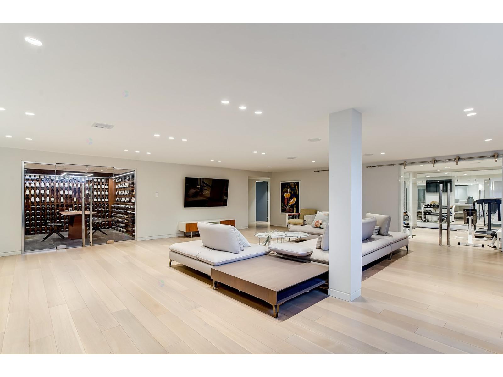 307 Av. Carlyle Property Photo 77