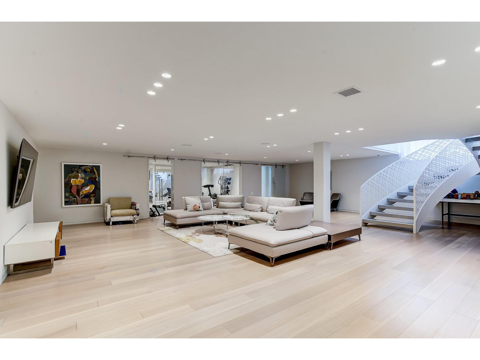 307 Av. Carlyle Property Photo 78