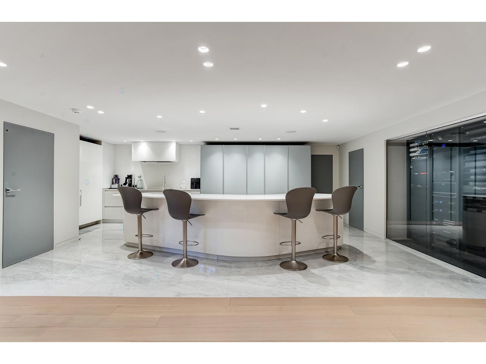 307 Av. Carlyle Property Photo 80