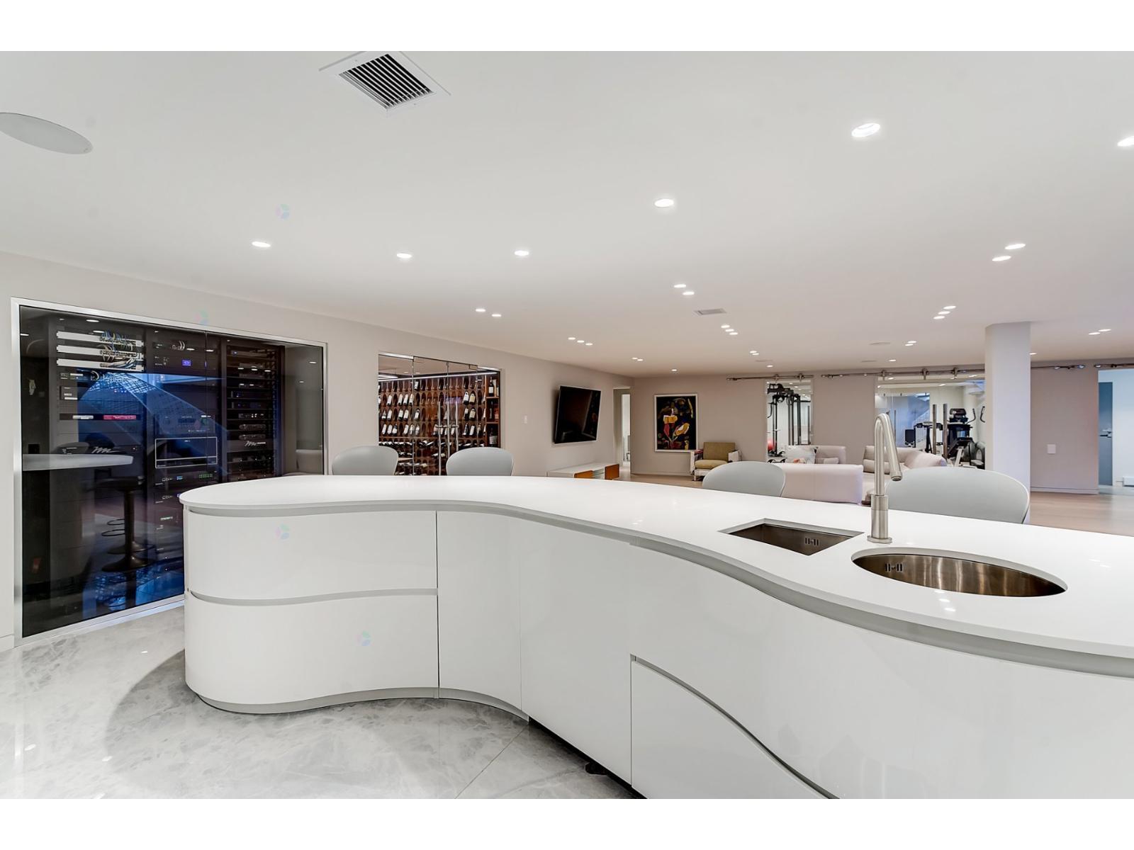 307 Av. Carlyle Property Photo 82