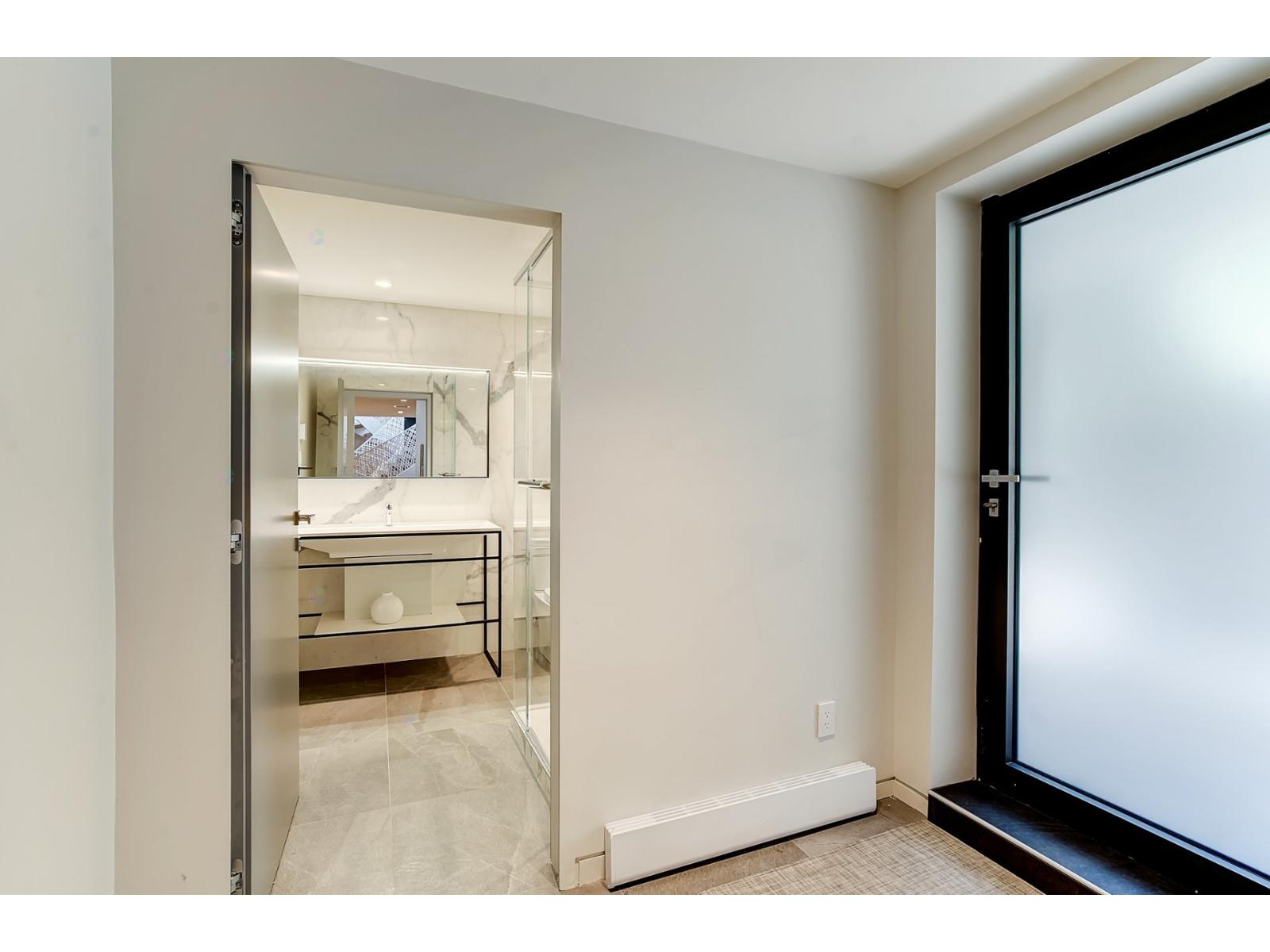 307 Av. Carlyle Property Photo 83