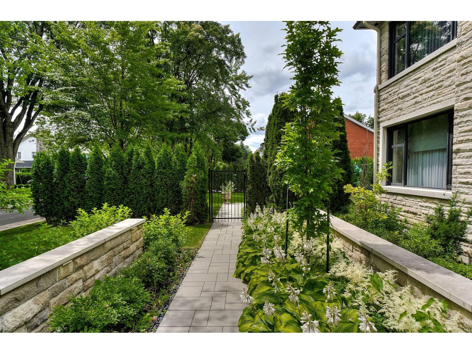 307 Av. Carlyle Property Photo 87