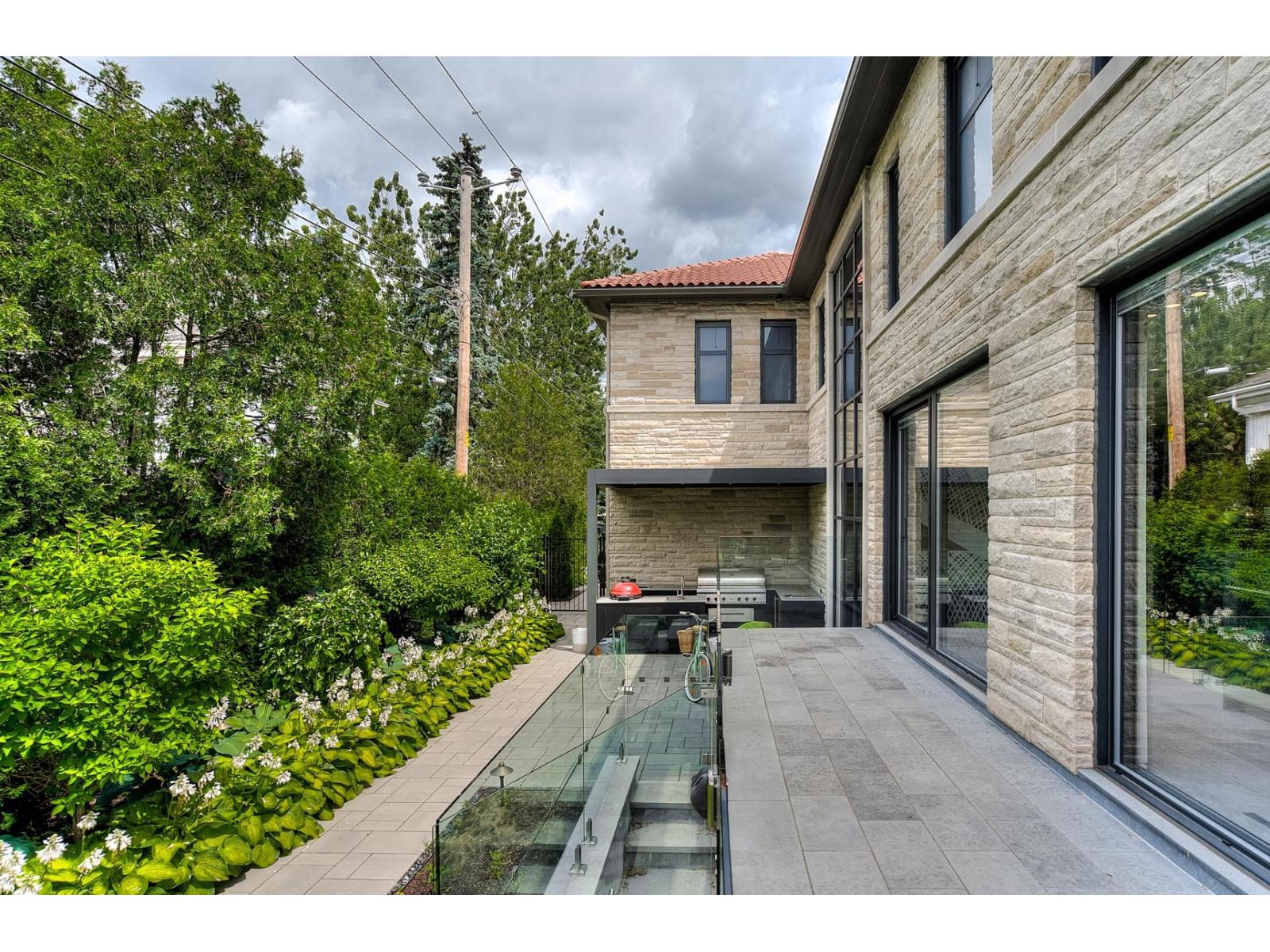307 Av. Carlyle Property Photo 89