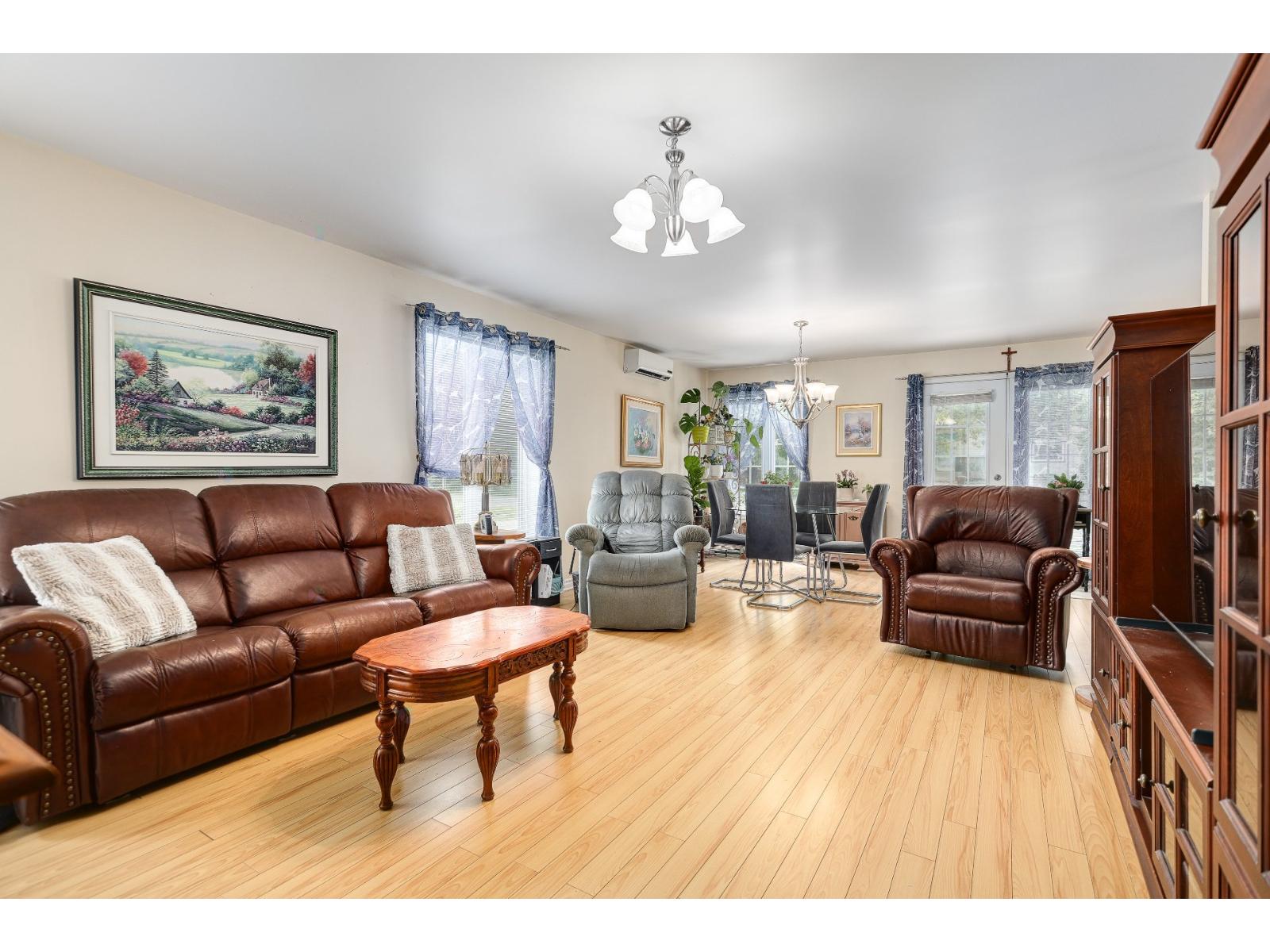 4136 Rue Maisonneuve Property Photo 3