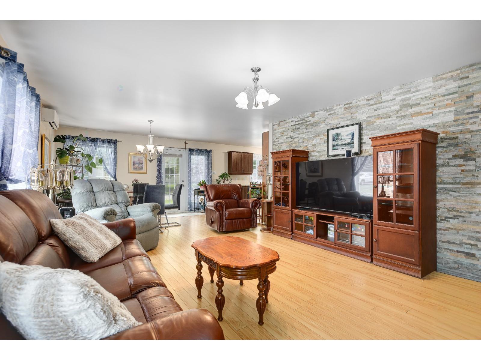 4136 Rue Maisonneuve Property Photo 4