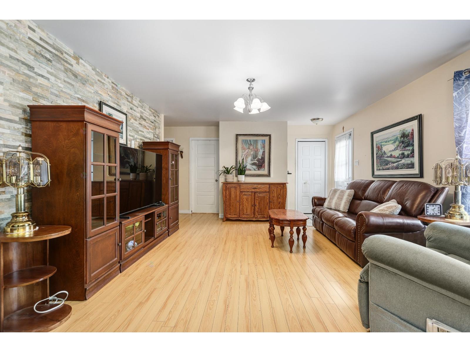 4136 Rue Maisonneuve Property Photo 5